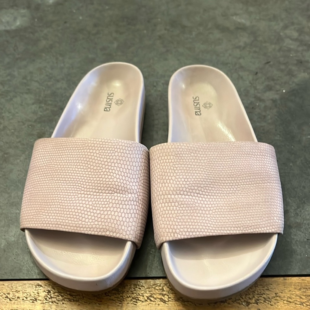 Susina Vila-Pu Lavender Flat Slip On Slide. Size 7